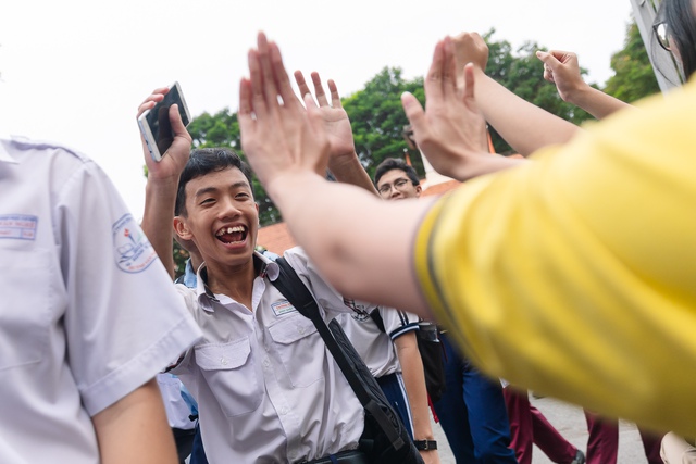 Hết giờ l&agrave;m b&agrave;i m&ocirc;n Văn v&agrave;o lớp 10 TP.HCM: Đề rất hay, th&iacute; sinh rạng rỡ ra khỏi ph&ograve;ng thi! - Ảnh 12.