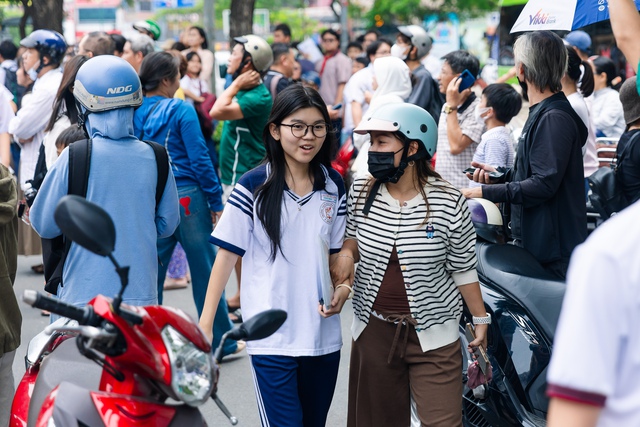 Hết giờ l&agrave;m b&agrave;i m&ocirc;n Văn v&agrave;o lớp 10 TP.HCM: Đề rất hay, th&iacute; sinh rạng rỡ ra khỏi ph&ograve;ng thi! - Ảnh 13.