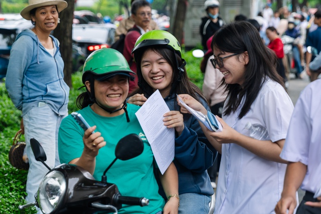 Hết giờ l&agrave;m b&agrave;i m&ocirc;n Văn v&agrave;o lớp 10 TP.HCM: Đề rất hay, th&iacute; sinh rạng rỡ ra khỏi ph&ograve;ng thi! - Ảnh 14.