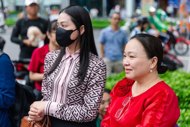 Hết giờ l&agrave;m b&agrave;i m&ocirc;n Văn v&agrave;o lớp 10 TP.HCM: Đề rất hay, th&iacute; sinh rạng rỡ ra khỏi ph&ograve;ng thi! - Ảnh 2.