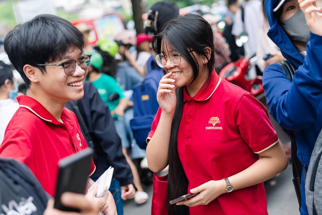 Hết giờ l&agrave;m b&agrave;i m&ocirc;n Văn v&agrave;o lớp 10 TP.HCM: Đề rất hay, th&iacute; sinh rạng rỡ ra khỏi ph&ograve;ng thi! - Ảnh 15.