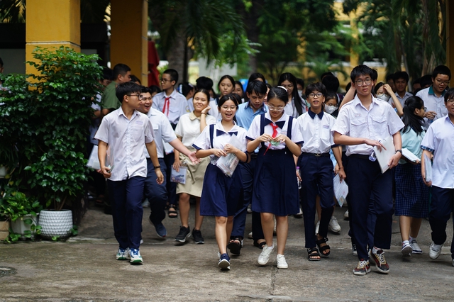 Hết giờ l&agrave;m b&agrave;i m&ocirc;n Văn v&agrave;o lớp 10 TP.HCM: Đề rất hay, th&iacute; sinh rạng rỡ ra khỏi ph&ograve;ng thi! - Ảnh 20.