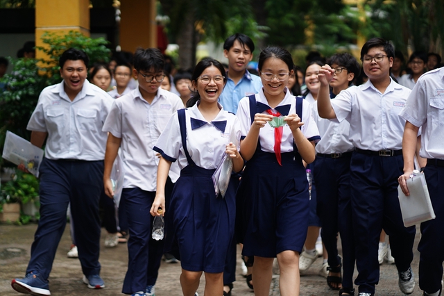 Hết giờ l&agrave;m b&agrave;i m&ocirc;n Văn v&agrave;o lớp 10 TP.HCM: Đề rất hay, th&iacute; sinh rạng rỡ ra khỏi ph&ograve;ng thi! - Ảnh 19.