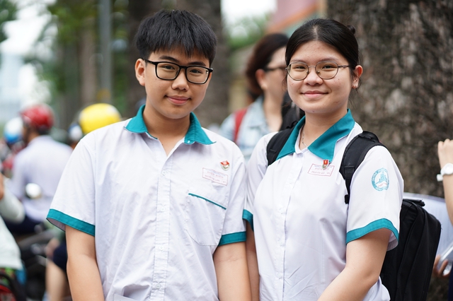 Hết giờ l&agrave;m b&agrave;i m&ocirc;n Văn v&agrave;o lớp 10 TP.HCM: Đề rất hay, th&iacute; sinh rạng rỡ ra khỏi ph&ograve;ng thi! - Ảnh 18.