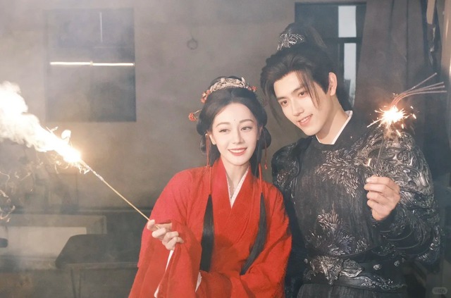 Hot nhất Weibo: Địch Lệ Nhiệt Ba lộ bằng chứng hẹn h&ograve; thiếu gia k&eacute;m 8 tuổi - Ảnh 6.