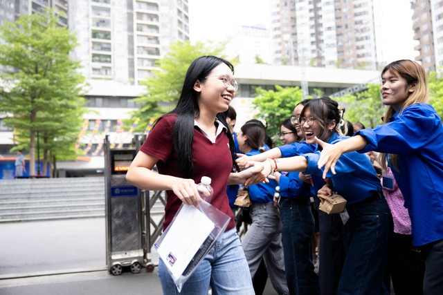 Kết th&uacute;c m&ocirc;n To&aacute;n thi tốt nghiệp THPT 2026: Th&iacute; sinh cười tươi, đề năm nay "nhẹ đ&ocirc;" hơn năm ngo&aacute;i - Ảnh 21.