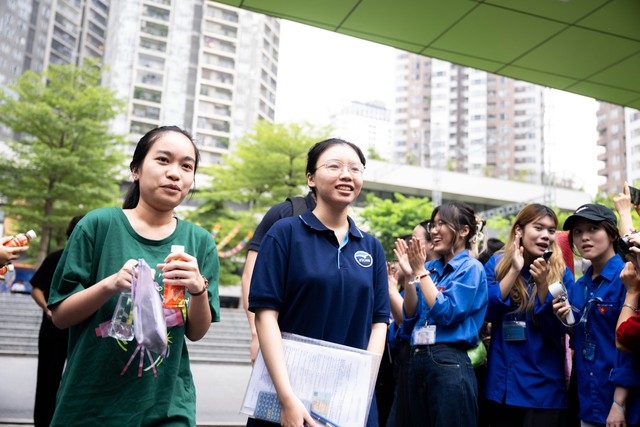 Kết th&uacute;c m&ocirc;n To&aacute;n thi tốt nghiệp THPT 2026: Th&iacute; sinh cười tươi, đề năm nay "nhẹ đ&ocirc;" hơn năm ngo&aacute;i - Ảnh 19.