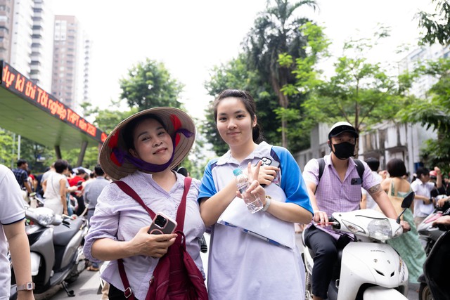 Kết th&uacute;c m&ocirc;n To&aacute;n thi tốt nghiệp THPT 2026: Th&iacute; sinh cười tươi, đề năm nay "nhẹ đ&ocirc;" hơn năm ngo&aacute;i - Ảnh 17.