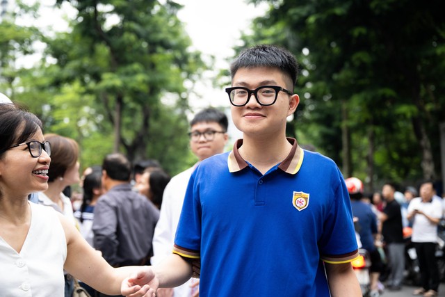 Kết th&uacute;c m&ocirc;n To&aacute;n thi tốt nghiệp THPT 2026: Th&iacute; sinh cười tươi, đề năm nay "nhẹ đ&ocirc;" hơn năm ngo&aacute;i - Ảnh 16.