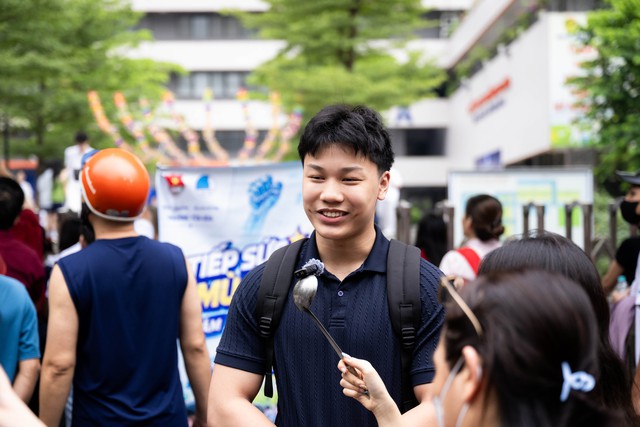 Kết th&uacute;c m&ocirc;n To&aacute;n thi tốt nghiệp THPT 2026: Th&iacute; sinh cười tươi, đề năm nay "nhẹ đ&ocirc;" hơn năm ngo&aacute;i - Ảnh 15.