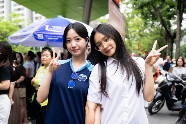 Kết th&uacute;c m&ocirc;n To&aacute;n thi tốt nghiệp THPT 2026: Th&iacute; sinh cười tươi, đề năm nay "nhẹ đ&ocirc;" hơn năm ngo&aacute;i - Ảnh 13.