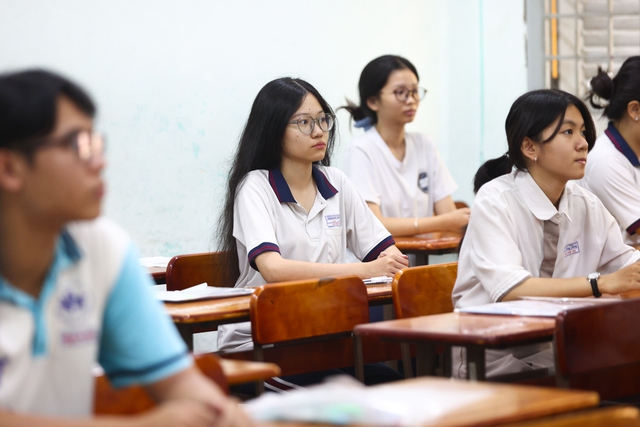 Thi tốt nghiệp THPT 2026 buổi đầu tiên: Hơn 1,2 triệu thí sinh sẵn sàng chinh phục môn Văn chương trình mới - Ảnh 1.