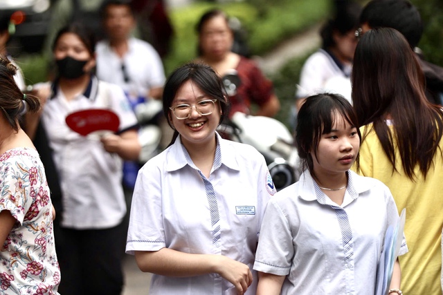 Kết th&uacute;c m&ocirc;n To&aacute;n thi tốt nghiệp THPT 2026: Th&iacute; sinh cười tươi, đề năm nay "nhẹ đ&ocirc;" hơn năm ngo&aacute;i - Ảnh 2.