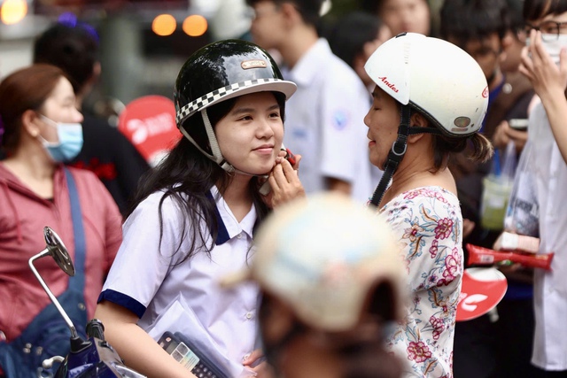 Kết th&uacute;c m&ocirc;n To&aacute;n thi tốt nghiệp THPT 2026: Th&iacute; sinh cười tươi, đề năm nay "nhẹ đ&ocirc;" hơn năm ngo&aacute;i - Ảnh 3.