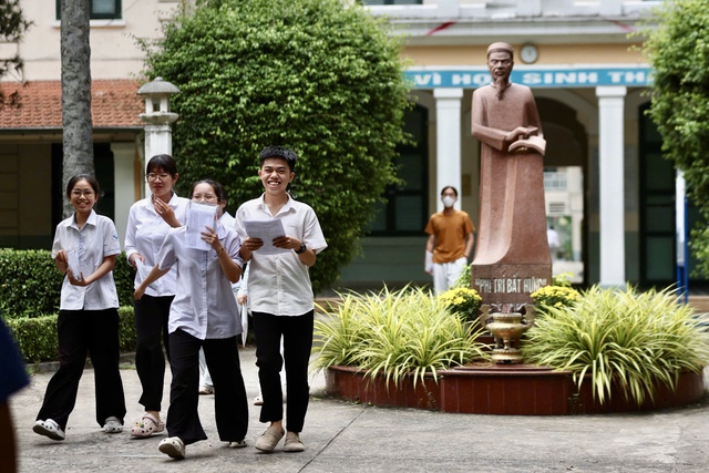 Kết th&uacute;c m&ocirc;n To&aacute;n thi tốt nghiệp THPT 2026: Th&iacute; sinh cười tươi, đề năm nay "nhẹ đ&ocirc;" hơn năm ngo&aacute;i - Ảnh 1.