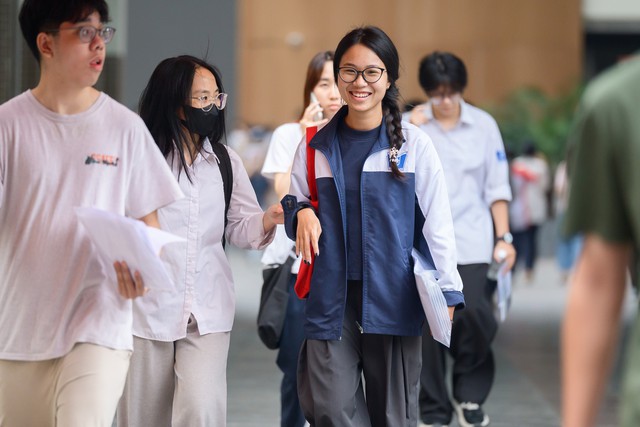 Kết th&uacute;c m&ocirc;n To&aacute;n thi tốt nghiệp THPT 2026: Th&iacute; sinh cười tươi, đề năm nay "nhẹ đ&ocirc;" hơn năm ngo&aacute;i - Ảnh 7.