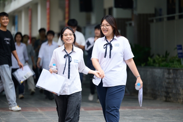Kết th&uacute;c m&ocirc;n To&aacute;n thi tốt nghiệp THPT 2026: Th&iacute; sinh cười tươi, đề năm nay "nhẹ đ&ocirc;" hơn năm ngo&aacute;i - Ảnh 8.