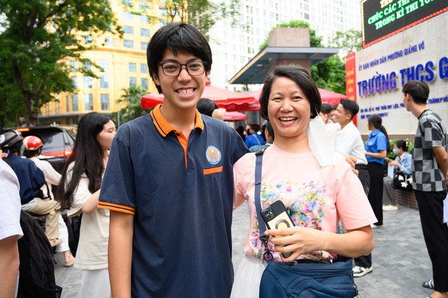 Kết th&uacute;c m&ocirc;n To&aacute;n thi tốt nghiệp THPT 2026: Th&iacute; sinh cười tươi, đề năm nay "nhẹ đ&ocirc;" hơn năm ngo&aacute;i - Ảnh 11.