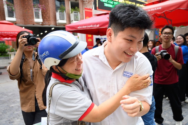 Kết th&uacute;c m&ocirc;n To&aacute;n thi tốt nghiệp THPT 2026: Th&iacute; sinh cười tươi, đề năm nay "nhẹ đ&ocirc;" hơn năm ngo&aacute;i - Ảnh 10.