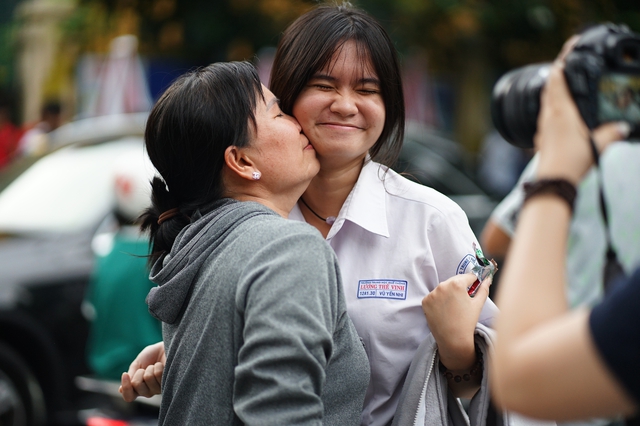 Kết th&uacute;c m&ocirc;n To&aacute;n thi tốt nghiệp THPT 2026: Th&iacute; sinh cười tươi, đề năm nay "nhẹ đ&ocirc;" hơn năm ngo&aacute;i - Ảnh 5.
