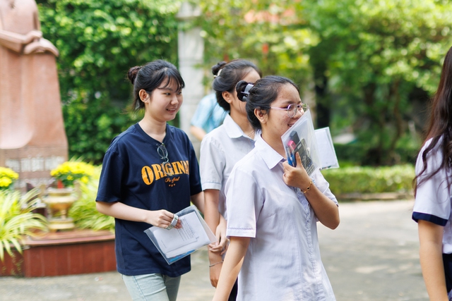 Kết th&uacute;c thời gian l&agrave;m b&agrave;i m&ocirc;n tự chọn - buổi cuối c&ugrave;ng thi tốt nghiệp THPT 2026! - Ảnh 6.