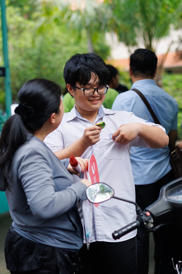 Kết th&uacute;c thời gian l&agrave;m b&agrave;i m&ocirc;n tự chọn - buổi cuối c&ugrave;ng thi tốt nghiệp THPT 2026! - Ảnh 1.