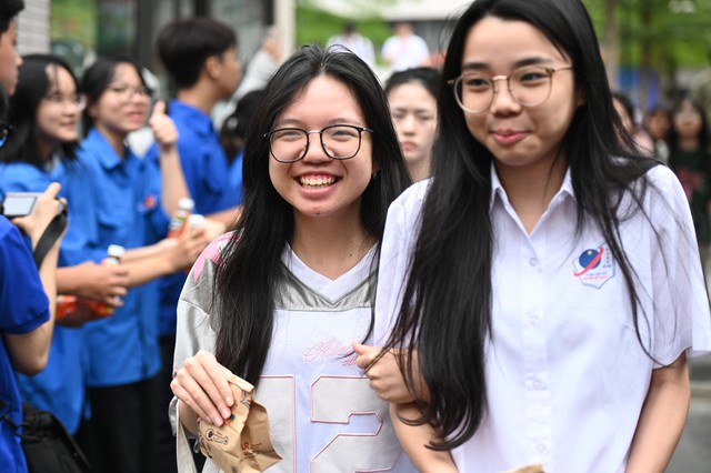 Kết th&uacute;c thời gian l&agrave;m b&agrave;i m&ocirc;n tự chọn - buổi cuối c&ugrave;ng thi tốt nghiệp THPT 2026! - Ảnh 8.