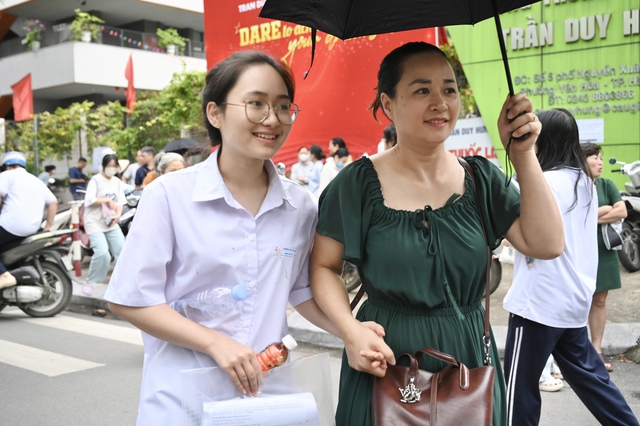 Kết th&uacute;c thời gian l&agrave;m b&agrave;i m&ocirc;n tự chọn - buổi cuối c&ugrave;ng thi tốt nghiệp THPT 2026! - Ảnh 18.