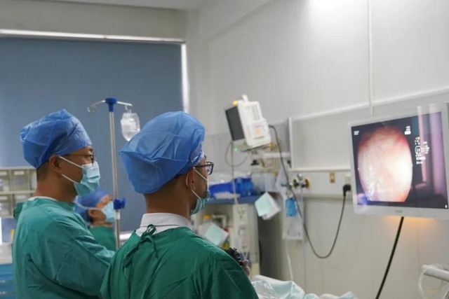 Lạ l&ugrave;ng: 1 c&ocirc; g&aacute;i được b&aacute;c sĩ k&ecirc; uống nước ngọt c&oacute; ga sau khi nhập viện v&igrave; đau bụng - Ảnh 1.