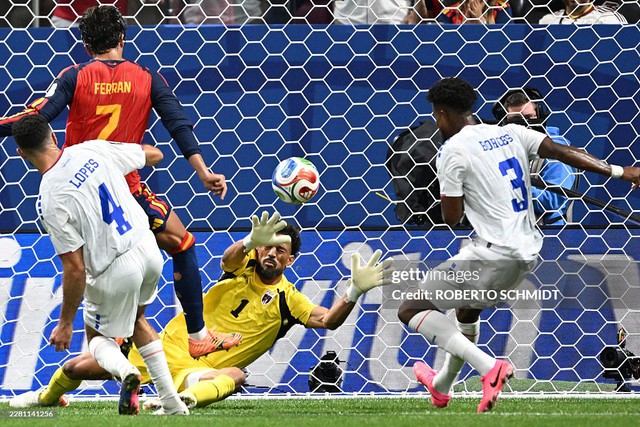 Diễn biến T&acirc;y Ban Nha vs Cabo Verde tại World Cup: Torres &ocirc;m đầu tiếc nuối, thủ m&ocirc;n Cabo Verde chơi "như l&ecirc;n đồng" - Ảnh 1.