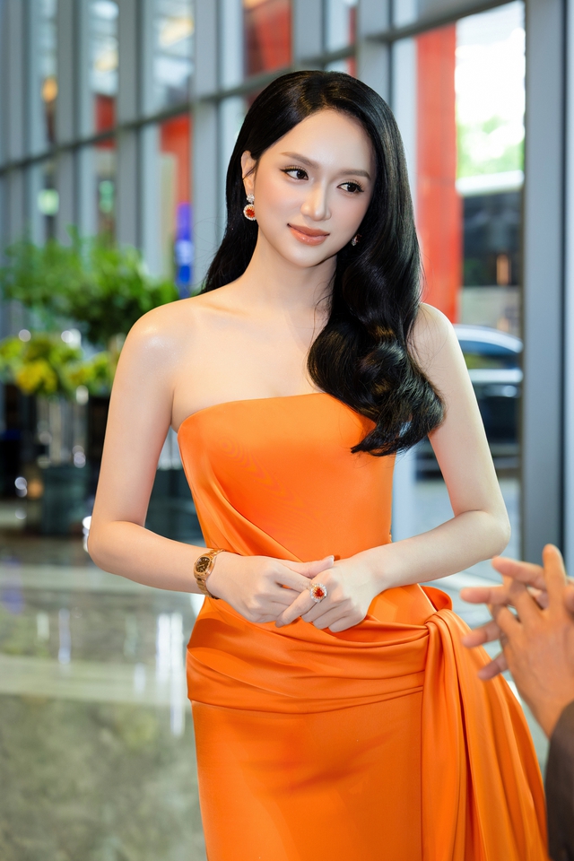 Lee Jong Suk bảnh - đẹp - đỉnh kh&ocirc;ng chỗ ch&ecirc;, s&aacute;nh đ&ocirc;i Hương Giang tại si&ecirc;u sự kiện - Ảnh 10.