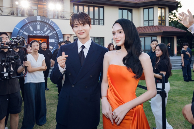 Lee Jong Suk bảnh - đẹp - đỉnh kh&ocirc;ng chỗ ch&ecirc;, s&aacute;nh đ&ocirc;i Hương Giang tại si&ecirc;u sự kiện - Ảnh 8.