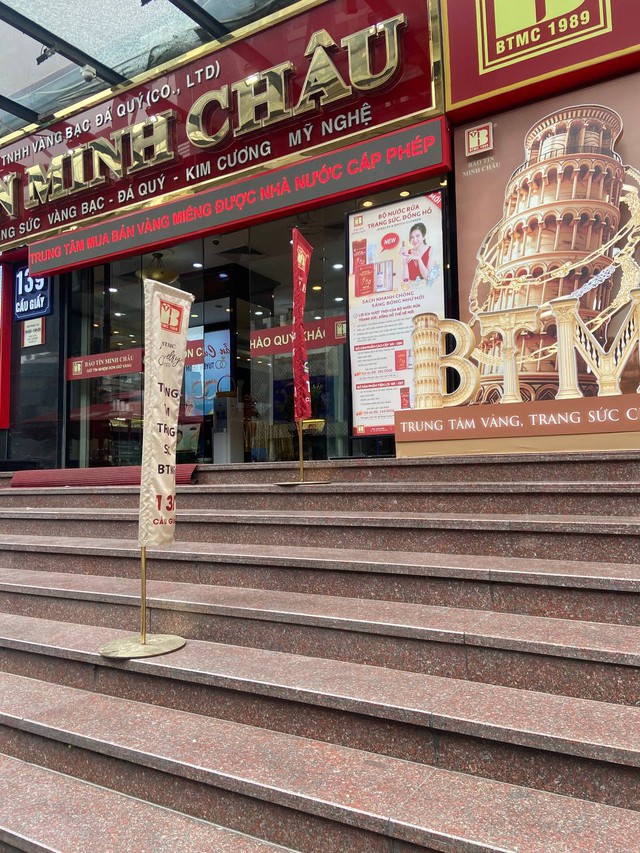 Cảnh tượng lạ trên phố Cầu Giấy ngày giá vàng 15,75 triệu/chỉ- Ảnh 5. Cảnh tượng lạ trên phố Cầu Giấy ngày giá vàng 15,75 triệu/chỉ- Ảnh 5.
