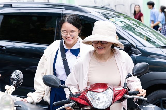 Thi v&agrave;o lớp 10 TP.HCM buổi cuối: Đề To&aacute;n "dễ thở" nhưng ph&acirc;n h&oacute;a cao, sĩ tử vui v&igrave; đ&atilde; ho&agrave;n th&agrave;nh nhiệm vụ - Ảnh 7.