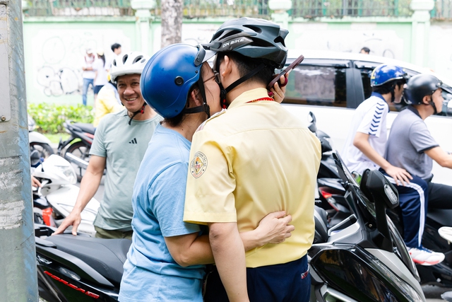 Thi v&agrave;o lớp 10 TP.HCM buổi cuối: Đề To&aacute;n "dễ thở" nhưng ph&acirc;n h&oacute;a cao, sĩ tử vui v&igrave; đ&atilde; ho&agrave;n th&agrave;nh nhiệm vụ - Ảnh 9.