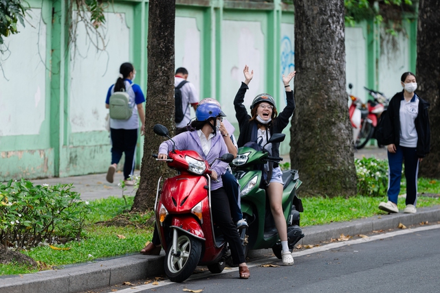Thi v&agrave;o lớp 10 TP.HCM buổi cuối: Đề To&aacute;n "dễ thở" nhưng ph&acirc;n h&oacute;a cao, sĩ tử vui v&igrave; đ&atilde; ho&agrave;n th&agrave;nh nhiệm vụ - Ảnh 10.