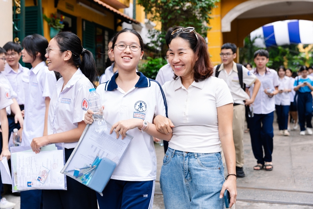 Thi v&agrave;o lớp 10 TP.HCM buổi cuối: Đề To&aacute;n "dễ thở" nhưng ph&acirc;n h&oacute;a cao, sĩ tử vui v&igrave; đ&atilde; ho&agrave;n th&agrave;nh nhiệm vụ - Ảnh 1.