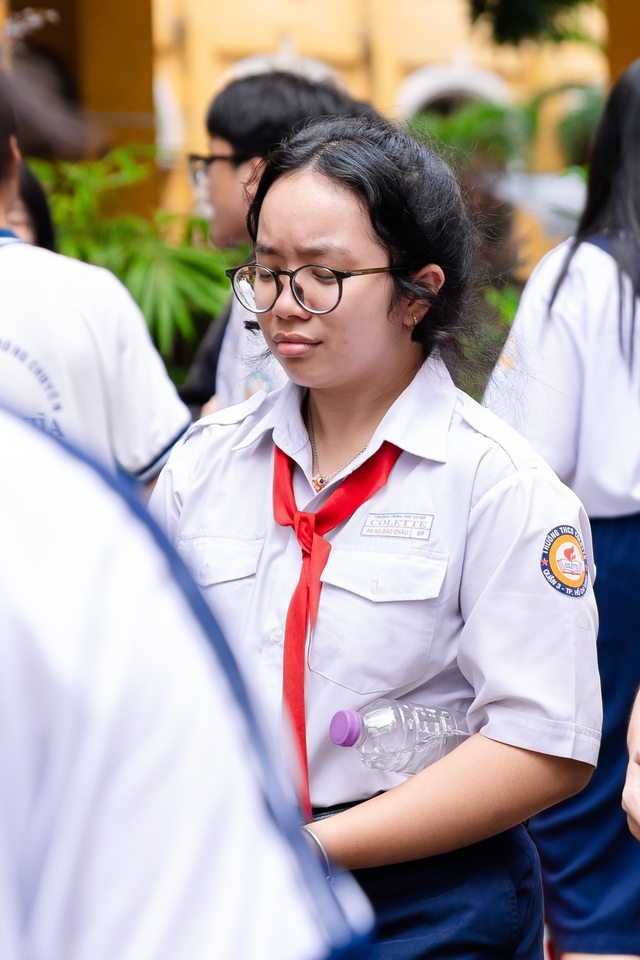 Thi v&agrave;o lớp 10 TP.HCM buổi cuối: Đề To&aacute;n "dễ thở" nhưng ph&acirc;n h&oacute;a cao, sĩ tử vui v&igrave; đ&atilde; ho&agrave;n th&agrave;nh nhiệm vụ - Ảnh 3.