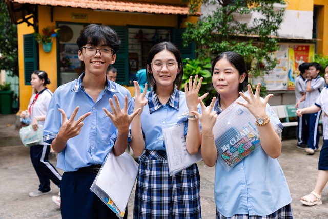 Thi v&agrave;o lớp 10 TP.HCM buổi cuối: Đề To&aacute;n "dễ thở" nhưng ph&acirc;n h&oacute;a cao, sĩ tử vui v&igrave; đ&atilde; ho&agrave;n th&agrave;nh nhiệm vụ - Ảnh 5.