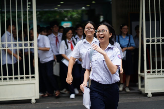 Thi v&agrave;o lớp 10 TP.HCM buổi cuối: Đề To&aacute;n "dễ thở" nhưng ph&acirc;n h&oacute;a cao, sĩ tử vui v&igrave; đ&atilde; ho&agrave;n th&agrave;nh nhiệm vụ - Ảnh 15.