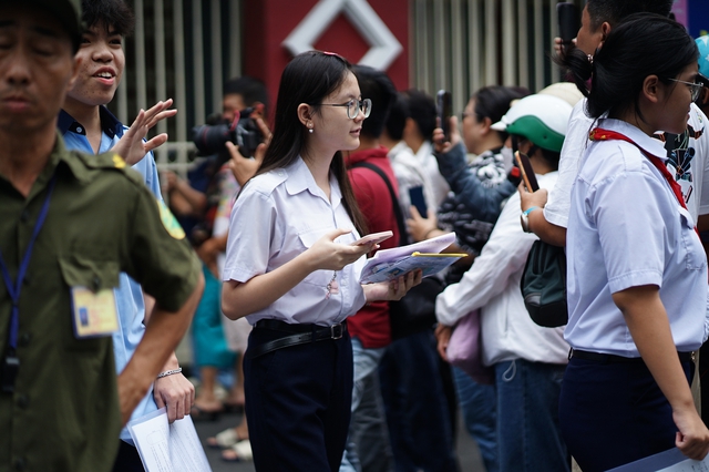 Thi v&agrave;o lớp 10 TP.HCM buổi cuối: Đề To&aacute;n "dễ thở" nhưng ph&acirc;n h&oacute;a cao, sĩ tử vui v&igrave; đ&atilde; ho&agrave;n th&agrave;nh nhiệm vụ - Ảnh 16.