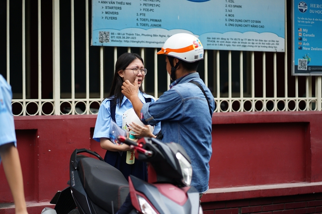 Thi v&agrave;o lớp 10 TP.HCM buổi cuối: Đề To&aacute;n "dễ thở" nhưng ph&acirc;n h&oacute;a cao, sĩ tử vui v&igrave; đ&atilde; ho&agrave;n th&agrave;nh nhiệm vụ - Ảnh 18.