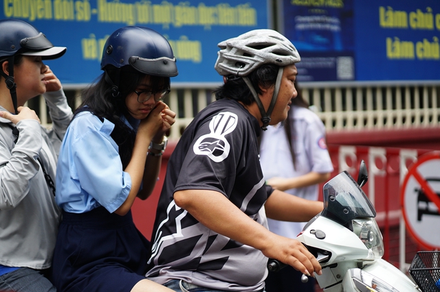 Thi v&agrave;o lớp 10 TP.HCM buổi cuối: Đề To&aacute;n "dễ thở" nhưng ph&acirc;n h&oacute;a cao, sĩ tử vui v&igrave; đ&atilde; ho&agrave;n th&agrave;nh nhiệm vụ - Ảnh 19.