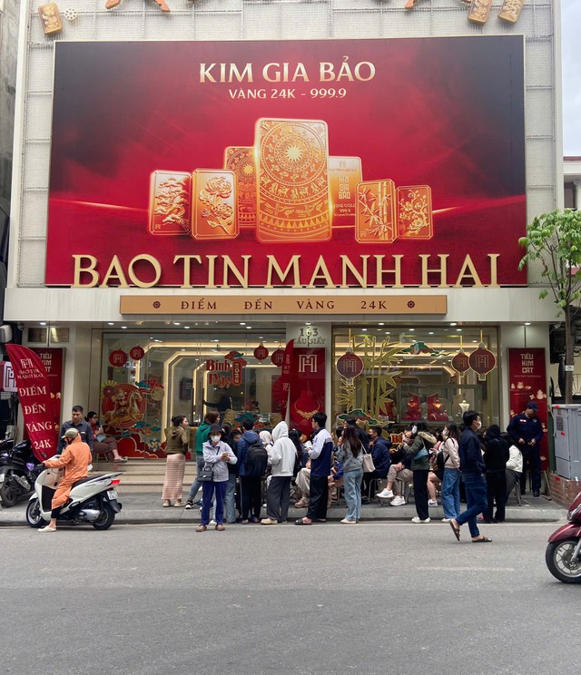 Cảnh tượng lạ trên phố Cầu Giấy ngày giá vàng 15,75 triệu/chỉ- Ảnh 4. Cảnh tượng lạ trên phố Cầu Giấy ngày giá vàng 15,75 triệu/chỉ- Ảnh 4.