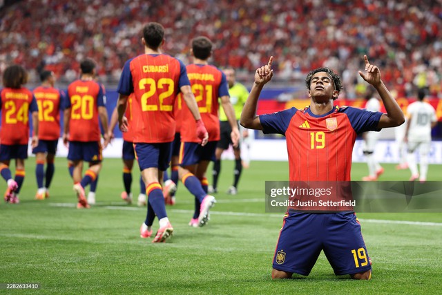 "Thần đồng" Lamine Yamal tái hiện màn ăn mừng của Messi khi ghi bàn thắng đầu tiên ở World Cup - Ảnh 3.