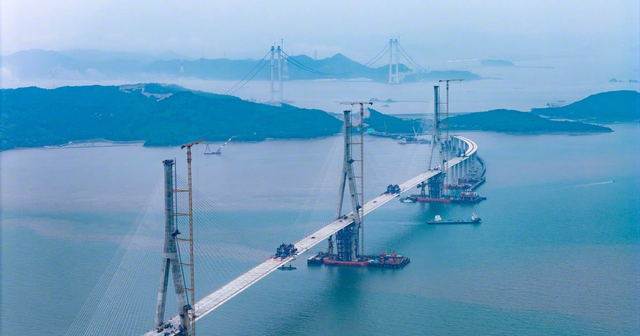 Ph&aacute;t hiện Trung Quốc cắm 3 khối trụ b&ecirc; t&ocirc;ng cốt th&eacute;p cực khủng, cao bằng t&ograve;a nh&agrave; 80 tầng giữa biển, sắp ho&agrave;n th&agrave;nh si&ecirc;u c&ocirc;ng tr&igrave;nh x&aacute;c lập kỷ lục thế giới - Ảnh 1.