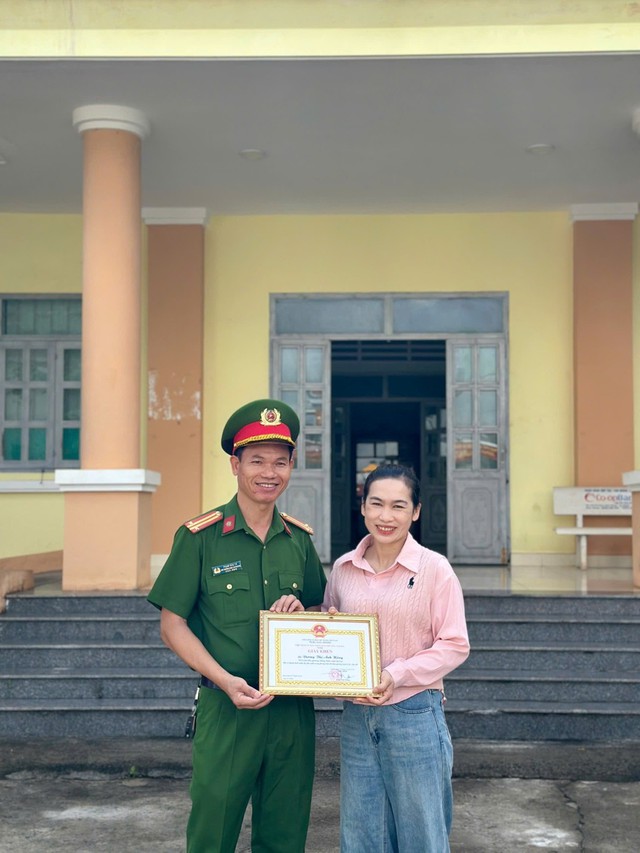 Nh&acirc;n vi&ecirc;n vệ sinh m&ocirc;i trường đang l&agrave;m việc th&igrave; ph&aacute;t hiện cọc tiền mặt 500k, trị gi&aacute; 37,5 triệu đồng nằm chơ vơ, c&ocirc;ng an v&agrave;o cuộc truy t&igrave;m chủ nh&acirc;n - Ảnh 2.