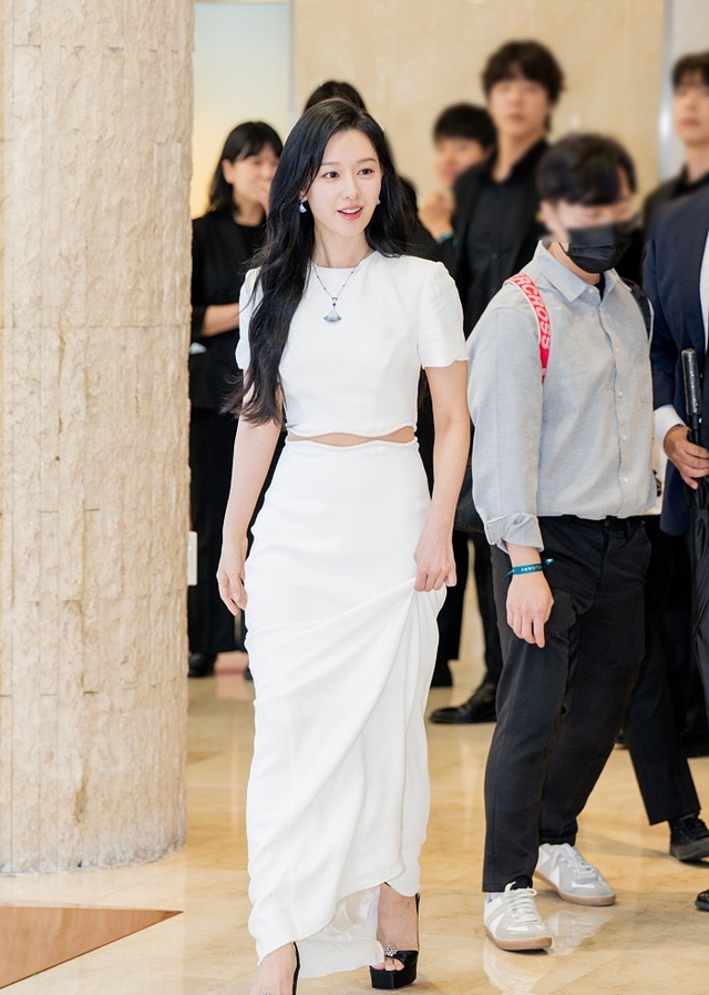 Chẳng c&ograve;n thiết sắm đồ cầu kỳ mỗi khi nh&igrave;n thấy Kim Ji Won - Ảnh 1.