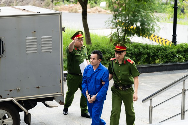 X&eacute;t xử t&agrave;i xế xe bồn bị c&aacute;o buộc cố t&igrave;nh c&aacute;n nữ sinh 15 tuổi tử vong ở H&agrave; Nội: Bố nạn nh&acirc;n bật kh&oacute;c nức nở - Ảnh 1.