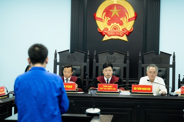 X&eacute;t xử t&agrave;i xế xe bồn bị c&aacute;o buộc cố t&igrave;nh c&aacute;n nữ sinh 15 tuổi tử vong ở H&agrave; Nội: Bố nạn nh&acirc;n bật kh&oacute;c nức nở - Ảnh 3.